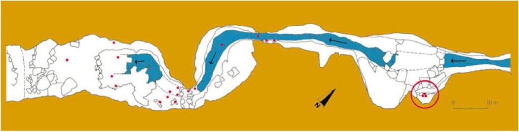 Grotta Nuova, Ischia di Castro; Planimetria con posizionamento delle deposizioni votive; 
nel cerchio rosso, punto di particolare concentrazione.