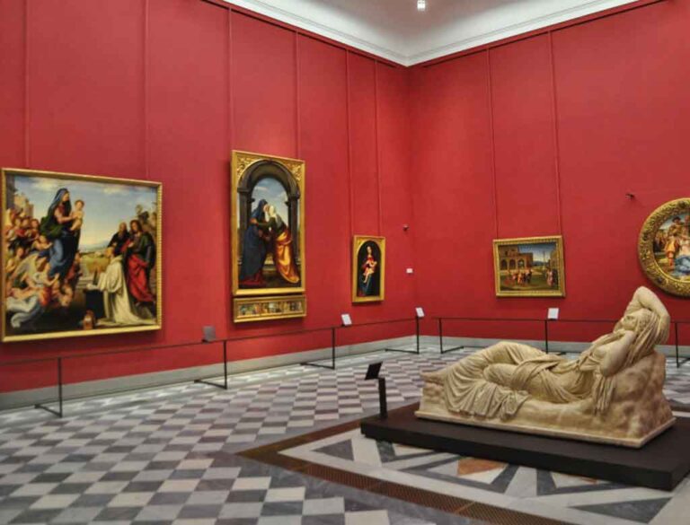 Allestimento della Galleria degli Uffizi, Firenze (2013).